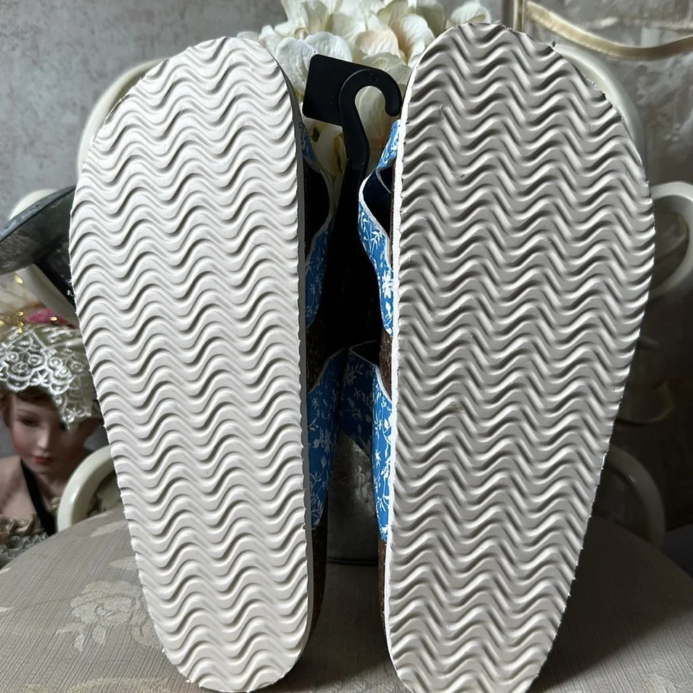 NWT women’s sandals size 7.5 blue & white floral with adjustable buckles - Picture 9 of 9